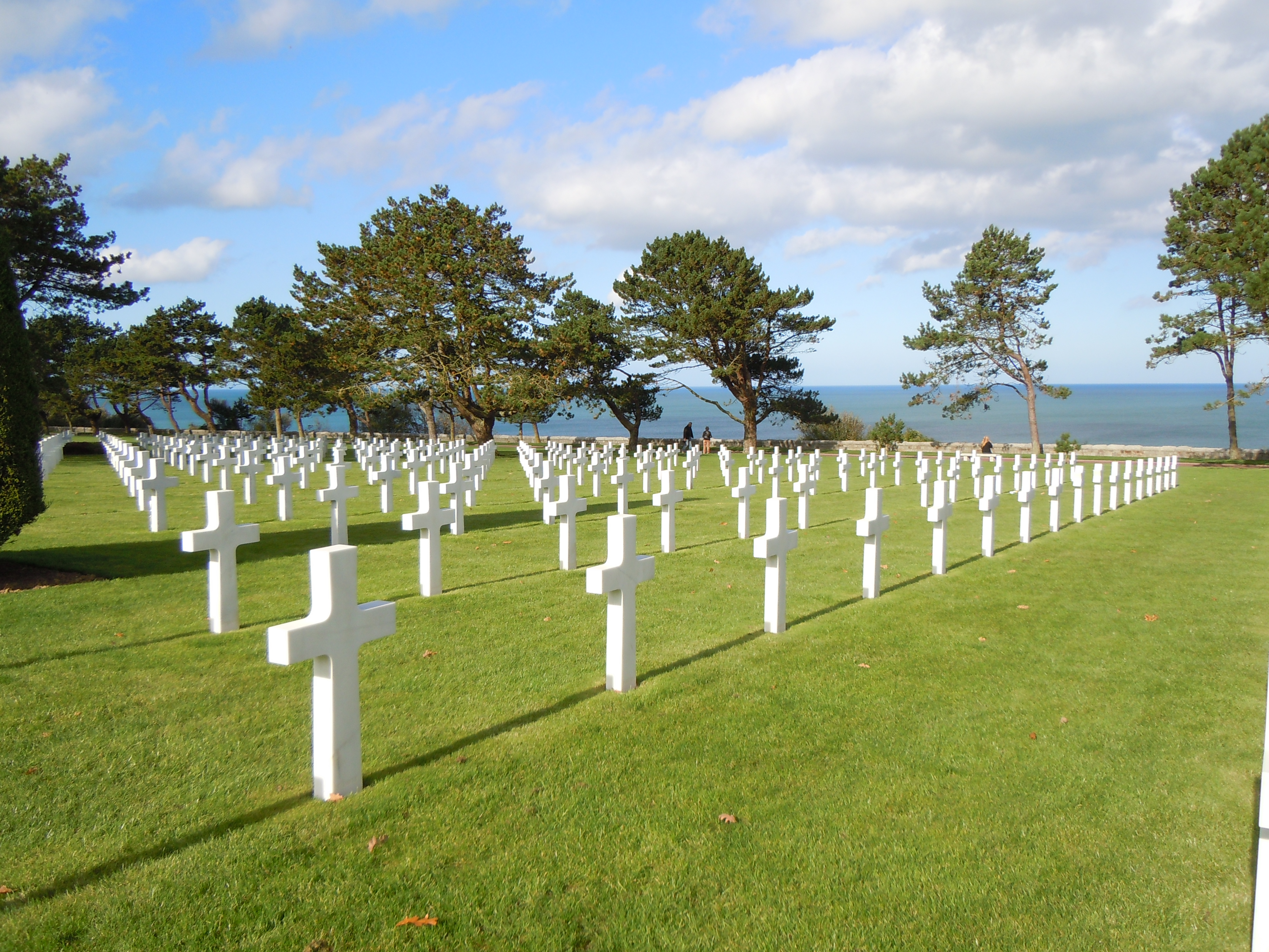 WWII cemetery and Normandy beach (Photo: allanlynch.wordpress.com)